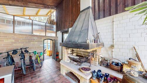 Überdachter Freisitz mit Kamin - 