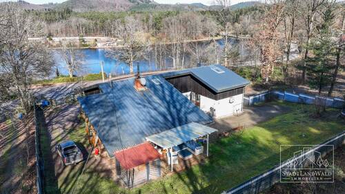 Hausansicht mit Seeblick - 9 Zimmer Einfamilienhaus in Ludwigswinkel