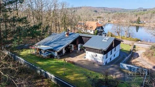 Hausansicht mit Hof und Seeblick - 