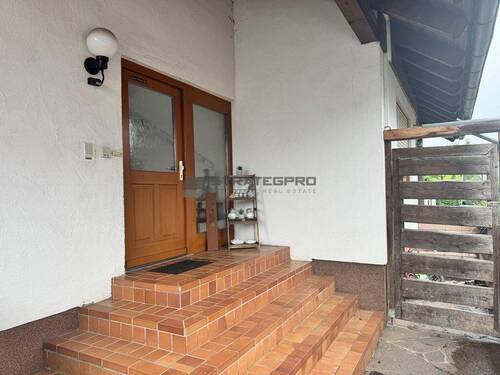 Eingang EG und OG - 1 Zimmer Einfamilienhaus in Essenbach