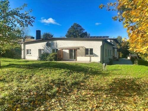 Hausansicht - Einfamilienhaus mit 320,00 m² in Netzschkau zum Kaufen