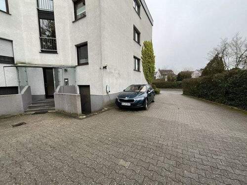 Eingangsbereich mit Parkplatz - 3 Zimmer Etagenwohnung in Gevelsberg