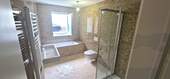 Bad mit Dusche, Wanne und Fenster im EG - 