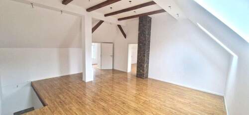 Großes und helles Wohnzimmer im 1.OG - 