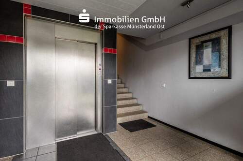Treppenhaus mit Fahrstuhl - 3 Zimmer Etagenwohnung zum Kaufen in Ahlen