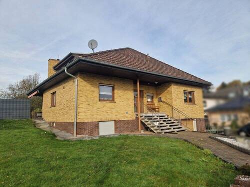 Außenansicht - 5 Zimmer Einfamilienhaus zum Kaufen in Dreikirchen