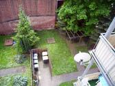 Blick vom Balkon auf den begrünten Innenhof - 4 Zimmer Etagenwohnung in Zwickau-Pölbitz