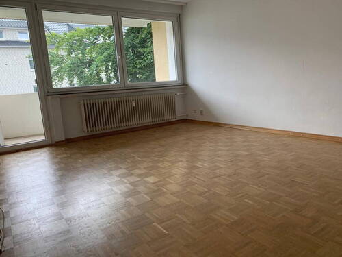 Wohnzimmer - Moderne 2-Zimmer-Wohnung mit Balkon & Einbauküche in Lehrte