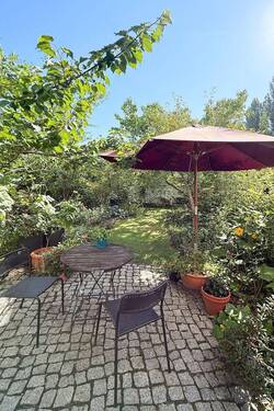 Terrasse mit Garten im Frühling - Mehrfamilienhaus, Wohnhaus mit 220,00 m&sup2; in Berlin-Rummelsburg zum Kaufen