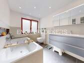 Großes Hauptbad mit Badewanne, Doppelwaschbecken und Fenster - Moderne 4,5-Zimmer-Wohnung vor den Toren Freiburgs