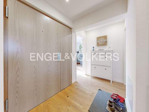 Eingangstür und großzügiger Eingangsbereich - 