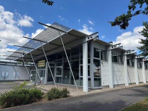 Bild 1 - Gläserne, transparente Gewerbehalle