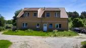 Objektaufnahme mit Parkflächen - 8 Zimmer Mehrfamilienhaus, Wohnhaus in Benz
