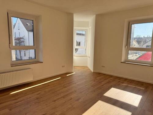 Wohnzimmer - Frisch sanierte 3 Zimmer- Etagenwohnung zu vermieten.