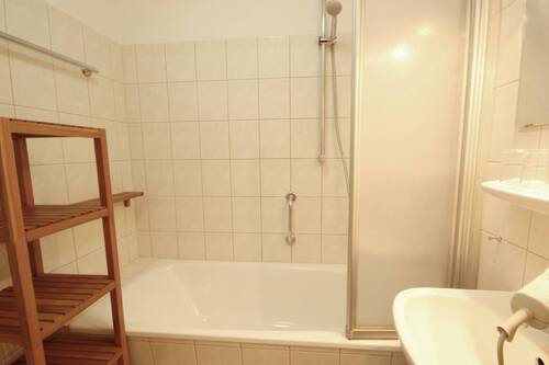 Badezimmer mit Duschwanne - 