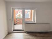 Wohnzimmer mit Balkon - 