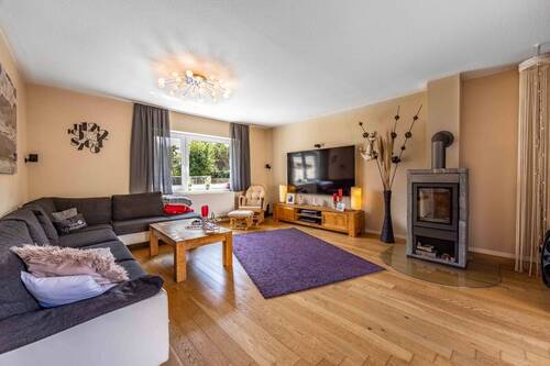 Wohnzimmer mit Kamin - Einfamilienhaus mit 260,00 m&sup2; in Wangerooge zum Kaufen