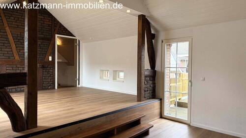Wohn-/Esszimmer mit Tür zur Dachterrasse - 