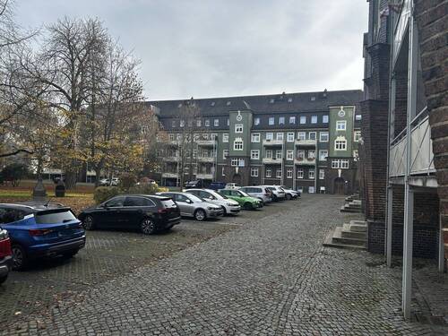 Parkplätze im Hinterhof - 