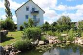 Außenansicht mit Teich - 1 Zimmer Mehrfamilienhaus, Wohnhaus in Lohme