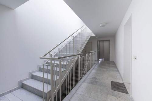 Treppenhaus mit Lift - 