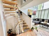 Treppe vom Wohnbereich zur Galerie-Ebene - 
