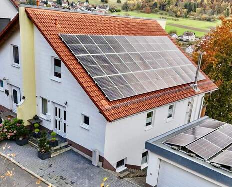 Dachansicht mit PV-Anlage - 