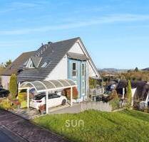 FAMILIENTRAUM MIT IDYLLISCHEM PANORAMA BLICK! Wunderschöne DHH mit Galerie in Mömbris-Rappach