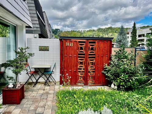 Ein Holzlager im kleinen Garten vor dem Haus - 