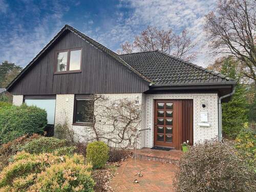 Außenansicht - Großes Einfamilienhaus mit Garage