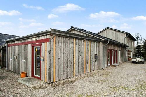 Gewerbe mit Parkplätzen - 