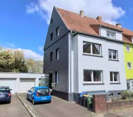 Vorderansicht - Charmante Dachgeschosswohnung in ruhiger Lage – 2 ZKB, 55 m²