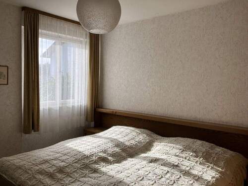 EG: Schlafzimmer - Blick Richtung Fenster - 