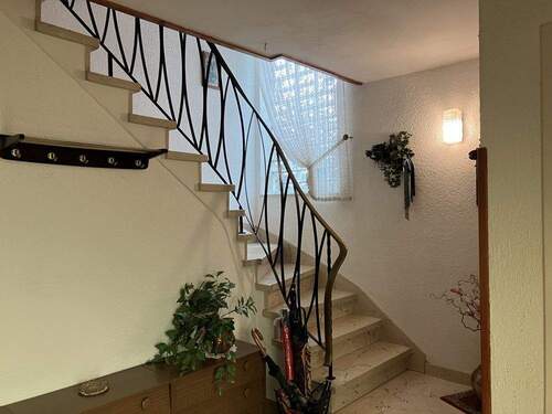 EG: Diele - Blick Richtung Treppe - 