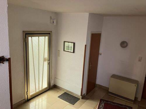 EG: Diele - Blick von Treppe zur Haustür - 