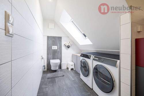 Bad OG (Teilansicht) - Bereich von Dusche/Waschbecken nicht abgebildet - 