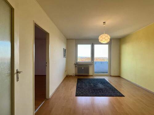 1 Wohnzimmer - 3 Zimmer Etagenwohnung zum Kaufen in Erlangen