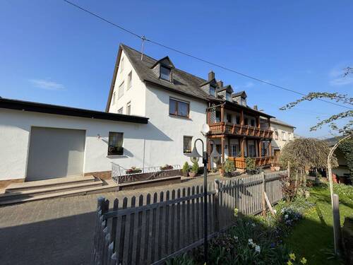 Straßenansicht - Mehrfamilienhaus mit ehemaliger Ladenfläche