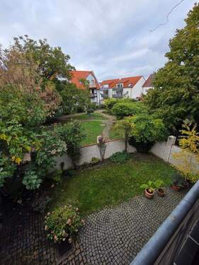 Grünblick vom Balkon - **Große Dreiraumwohnung mit Sonnenbalkon in guter Lage und sofort frei, KAUFEN statt mieten!!***