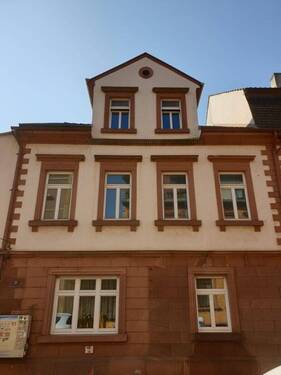 Haus-vorne - 4-ZKB-Wohnung mit großer Terrasse