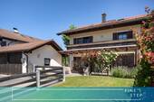 FINESTEP Immobilien - Nahe Simsee: Flexible Doppelhaushälfte mit Einliegerwohnung und Bergblick