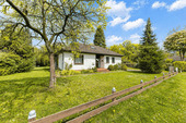 Außenansicht_seitlich - Ihr Projekt im Grünen: Lichtdurchfluteter Bungalow mit 940 m² Gartenidylle und Raum zur Entfaltung