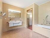 Masterbad mit Wanne und Dusche - 