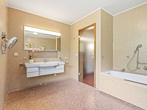 Masterbad mit Wanne und Dusche - 