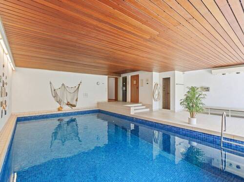 Schwimmbad mit angrenzender Sauna - 
