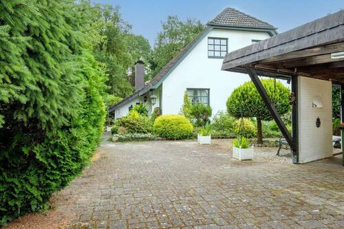 Hausansicht (Zufahrt) mit Hauseingang (links) - 6 Zimmer Einfamilienhaus zum Kaufen in Hamburg