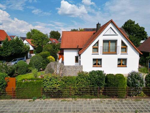 Frontansicht - Top gepflegt mit viel Platz und traumhaftem Garten!