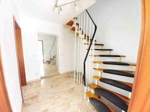 Treppenhaus - Reihenmittelhaus mit 104,00 m&sup2; in Köln-Porz zum Kaufen