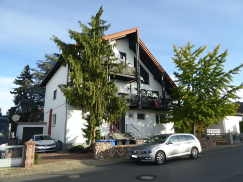 Straßenansicht - Großes, gepflegtes Wohnhaus mit 3 geräumigen Wohneinheiten und Garten