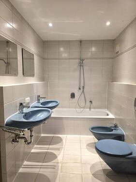Badezimmer mit Wanne und WC_#093152 - 